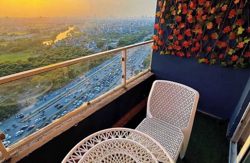 Greater Noida Apartment | Sunshine Stays, Gaur City Centre, Gr Noida West