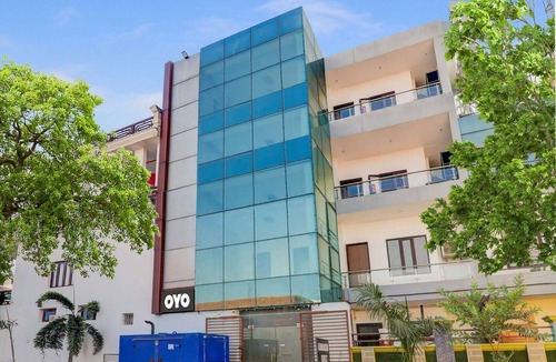 Gomti Nagar House | Super Collection O Kiara Guest House