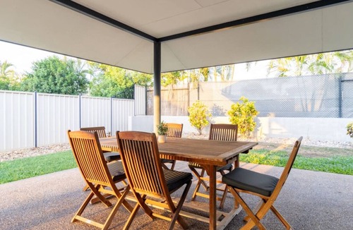 Johnston House | Super Spacious Modern Home with Pool