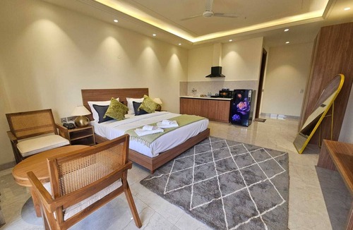Gurugram Hotel | Superior Studio with Balcony & Kitchenette