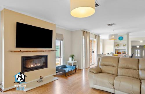 Victor Harbor House | Sweeping Ocean Views 4BR on One Acre