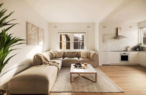 Bronte Apartment | The Drift | Coastal Stay with Beach Walks, Breakfast & Brunch