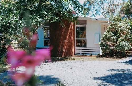 Balnarring Cottage | The Good Place: cute cottage with lush garden. Walk to cafes, brewery & shops.