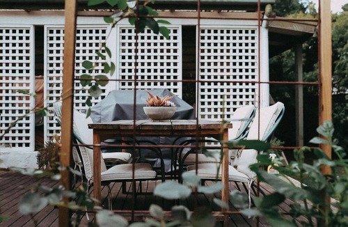Balnarring Cottage | The Good Place: cute cottage with lush garden. Walk to cafes, brewery & shops.