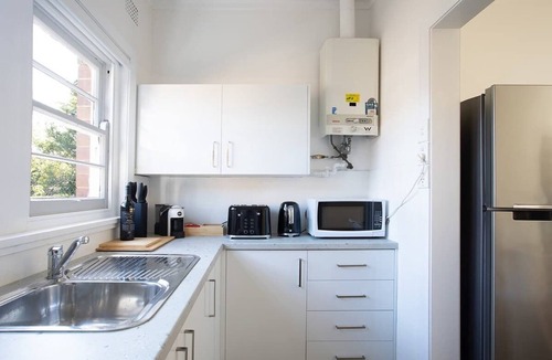 Glebe House | The Heri | Charming 2BR Glebe Retreat with Parking - Walk to Markets and Shops