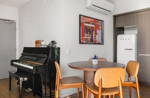 Carlton Apartment | The Italian Library with Amazing Views and Free Parking