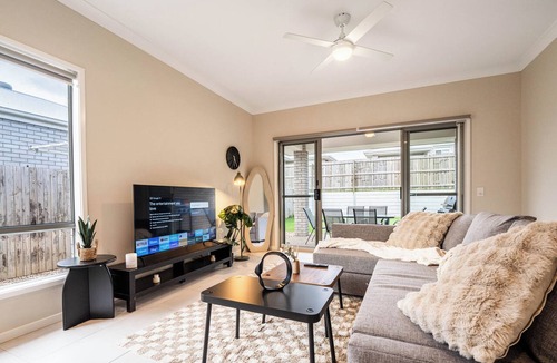 Loganlea House | The Laurel Ease – 4BR Home between GC and BNE