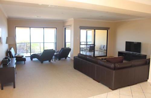 Port Hughes House | The Lighthouse - Beachfront Accommodation