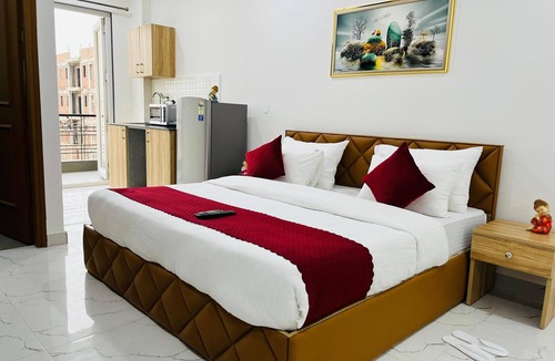 Sector 51 Apartment | The Lodgers Luxury Studio Apartment In front of Artemis Hospital