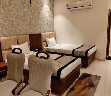 Sandila Hotel | The Monark Inn