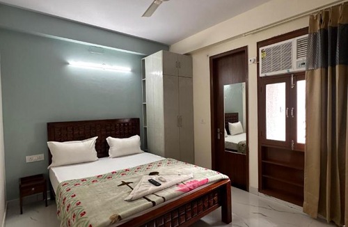 Sainik Farm Apartment | The Raveesh E20 2BHK