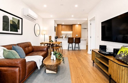 West Melbourne Apartment | The Vinyl Abode | Free Parking + 5-Minute CBD Walk
