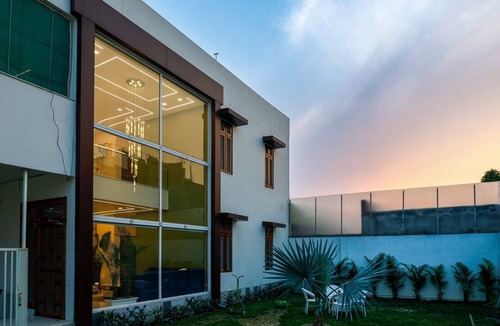 Varanasi Villa | The Wayne Manor - Luxury 6BHK Villa with Lawn