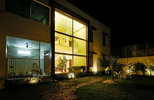 Varanasi Villa | The Wayne Manor - Luxury 6BHK Villa with Lawn