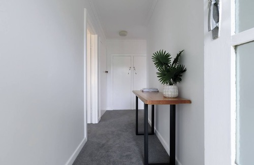 Ulverstone House | Tidy & Comfortable 2-Bed Home with Study – Close to Town