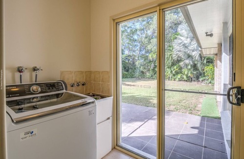 Dundowran Beach House | Tradie Haven when wking away -BBQ, Walk to beach