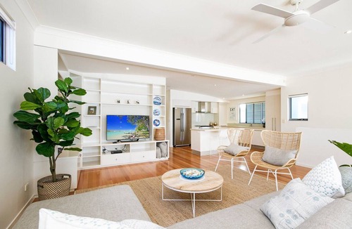 Tewantin House | Tranquil & Modern Riverside Getaway