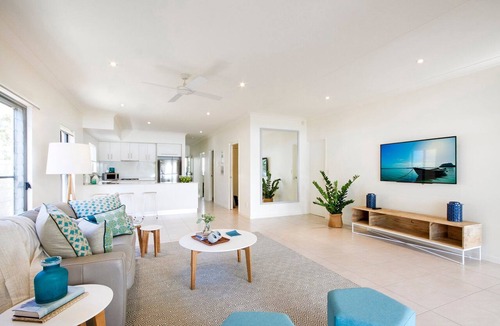 Tewantin House | Tranquil & Modern Riverside Getaway
