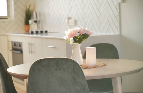 Glenelg North House | Tranquil Parkside Apartment in Glenelg North