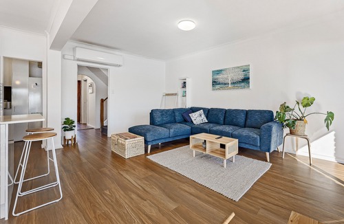 West Lakes House | Tranquil Waterfront Location