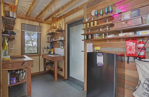 Austinville House | Treehouse #3, Tri-Level, Large BBQ. Amazing views
