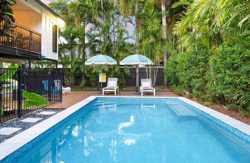 Mundingburra Apartment | Tropical Poolside Studio