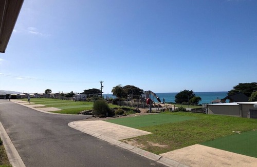 Apollo Bay Cabin | Two bedroom cabin in Apollo Bay's most popular Holiday Park