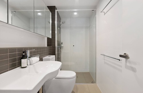 Milton Apartment | Two Bedroom Two Bathroom Hearty Milton Apartment, free parking & more!