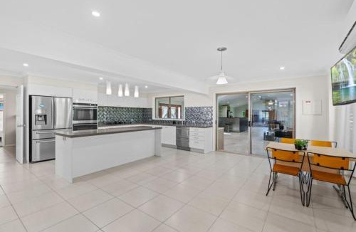 Capalaba House | Ultimate 5BR Luxury Estate Family Group Haven