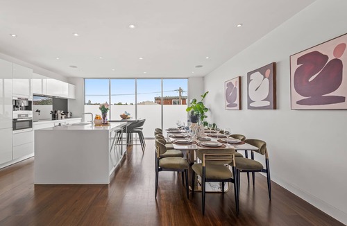 Middle Park House | Ultralux Absolute Beachfront with Extra Studio