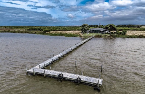 Nangkita House | Unique & Premium Waterfront Luxury Retreat-Private Jetty-Pet Friendly