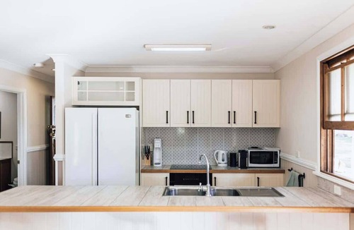 Eastern Heights House | Urban Getaway Colonial 2 bed Apartment Ipswich
