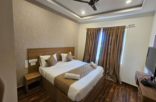West Mambalam Hotel | V V Grand