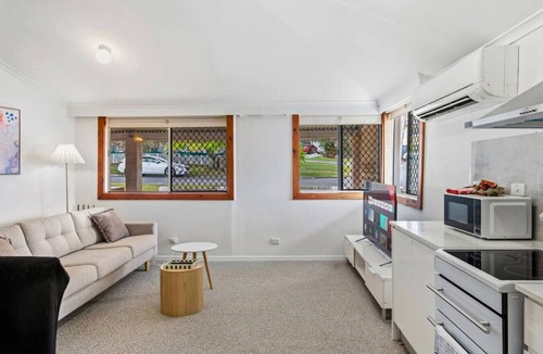 Wynnum House | Value 3 Beds Family Stay w/Pool, Near Bay & Shops