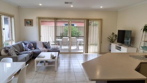 Victor Harbor House | Victor Central Cottage Perfect Location