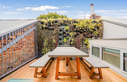 Carlton House | Victorian City-Fringe 3lvl Home @Carlton Lifestyle