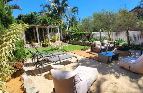 Buddina House | Villa Stay: 2 Private Spacious Rooms by Kawana patrolled Beach, Hospital & Shops