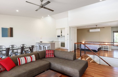 Rainbow Beach House | Walk to beach, walk to shops, walk to everything.