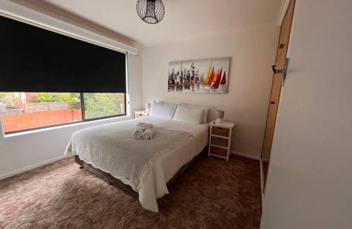 Howrah Apartment | Walk to Beaches and Shops Central to the City and Airport