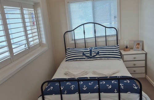 Coal Point Cottage | Waterfront cottage on lake Macquarie. Enjoy fishing, boating and swimming.