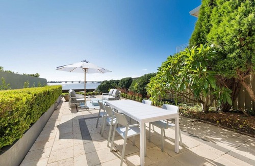 Sylvania Apartment | Waterfront King Bed Courtyard Apartment