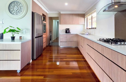 Broadbeach Waters House | Waterfront Retreat with Pool & Pontoon, Broadbeach