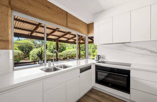 Eagle Bay House | Waterlily Retreat—Bushland Serenity near the Beach