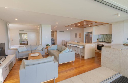 Point Lookout Apartment | Waves 12 - Beachfront Apartment with pool