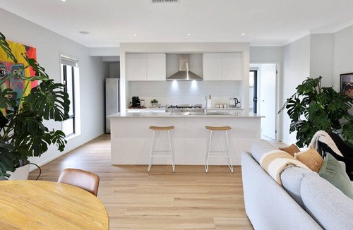 Armstrong Creek House | Waves + Moore; Sleeping 8, 3 bedroom, 2 bathroom, Aircon, Geelong, Beaches, Golf