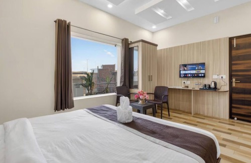 Faizabad Hotel | Welcoming 9-bedroom hotel with AC in vibrant Faizabad