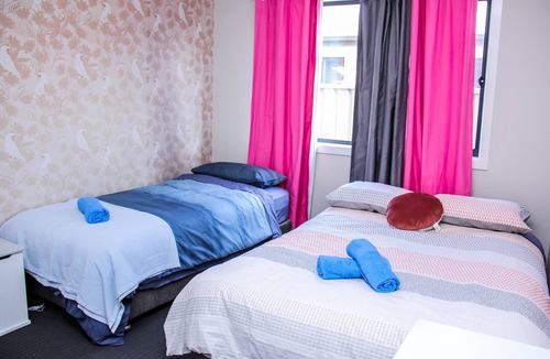 Wonthaggi House | Wetland Gem, 2 minutes' walk to the parks and shops! Close to beaches