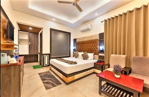 Kumarhatti Bed & Breakfast | Wood Stock Kasauli-Rooms With Balcony & Cottages with private Terrace-Panoramic View -Adjoining Forest Track