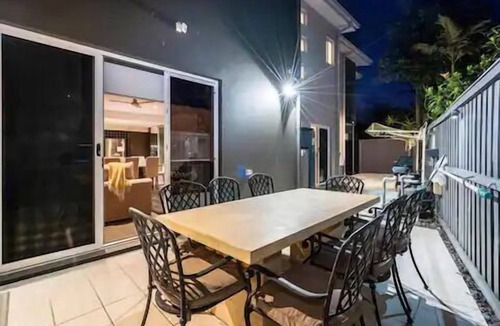 Surfers Paradise Villa | Wow Large 4 Bedrooms 4 bathroom with Private pool, 4 min walk to beach
