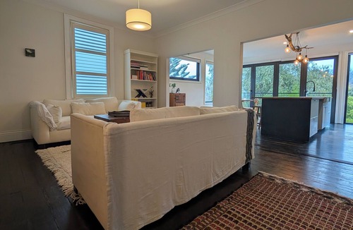 South Launceston House | Your CBD Treetop Base | Parking, Wifi & Views